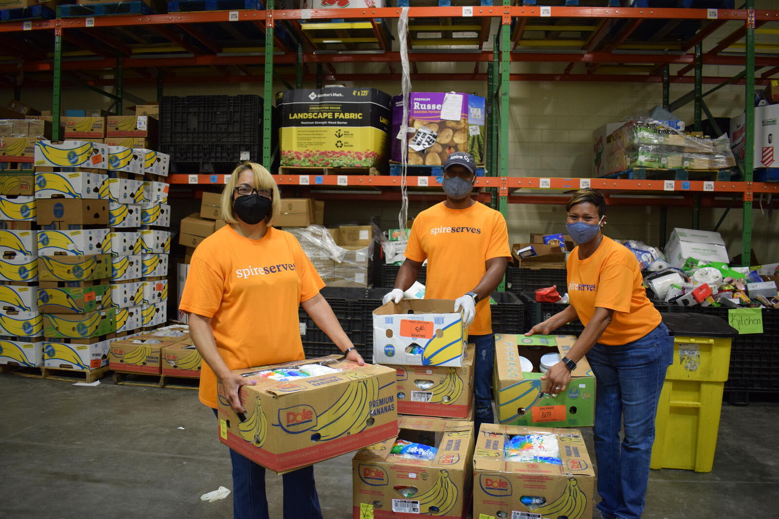 Image of: Spire employees volunteering at food pantry