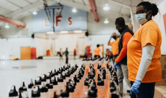 Image of Spire employees handing out water bottles at elementary school in Mobile, AL